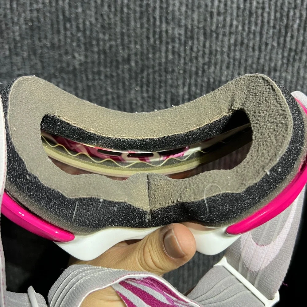 Oakley Elevate Snow Goggles OS Pink White Ski Snowboard Breast Cancer Awareness